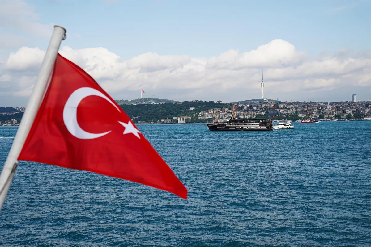 Al menos dos muertos y 16 heridos al chocar un autobús urbano contra un muro en Estambul (Turquía)