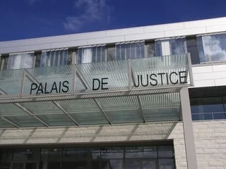 « Faites vite, il va défoncer la porte » : 21 min d’un huis clos glaçant pour une femme réfugiée dans sa salle de bains
