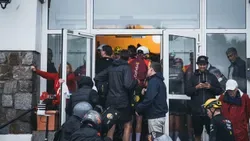 INCRÍVEL: hotel torna-se viral após acolher ciclistas da Vuelta devido ao mau tempo
