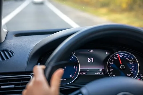 ¿Cuántos años circula diario un auto?; revisa de qué depende
