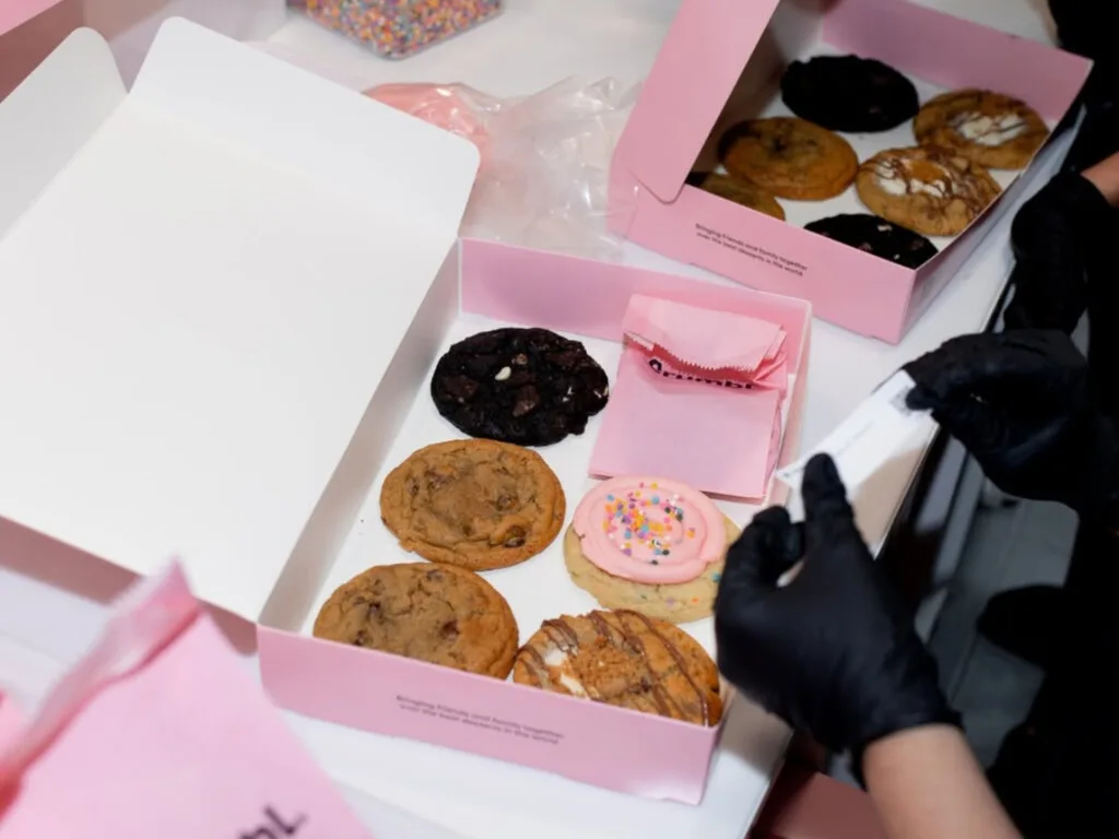 Crumbl Cookies llegó a México y provocó filas de horas para probar sus galletas: ahora quiere llegar a más personas con Uber Eats
