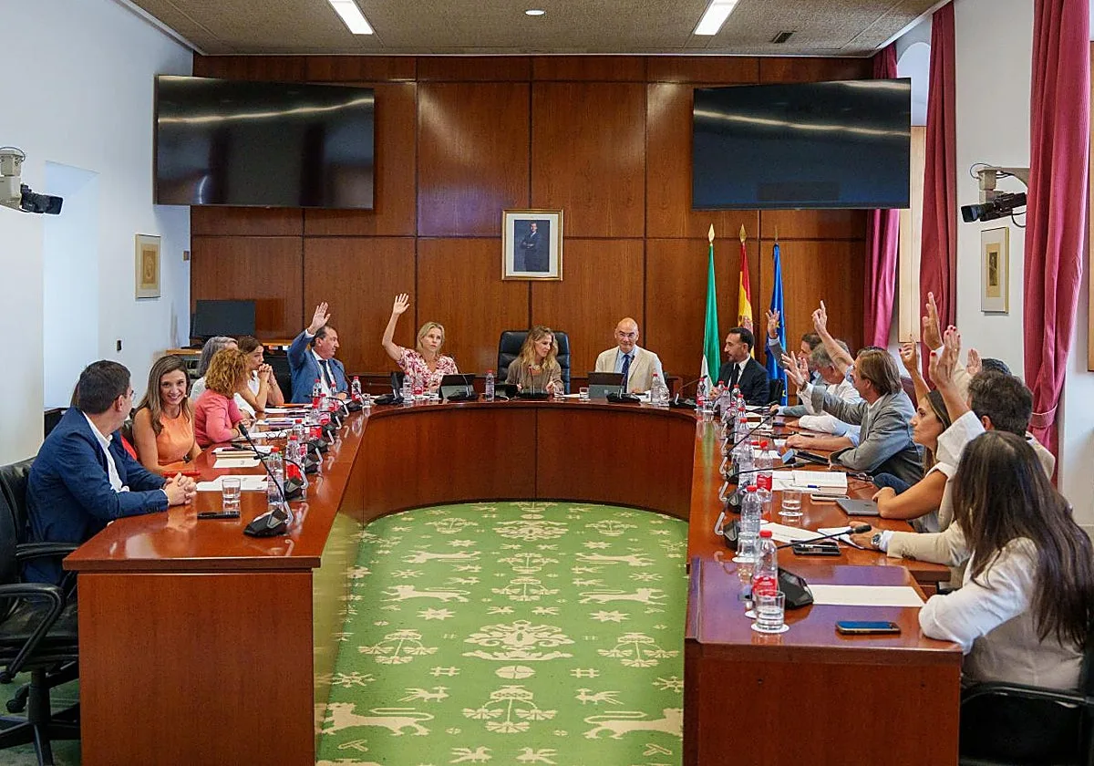 El Parlamento andaluz rechaza con los votos de PP y Vox convocar un pleno extraordinario por el incendio de Niebla