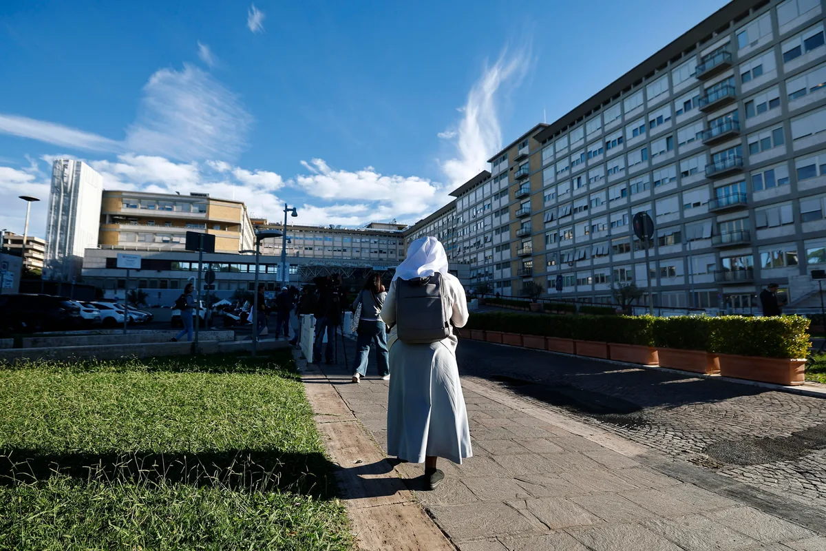 El Papa, León XIV, evoluciona "según lo esperado" y ya come y camina por la habitación
