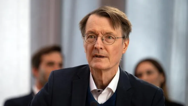 Krankenversicherungssystem: Karl Lauterbach lobt Merz für Vorstoß zu dualem Krankenkassensystem
