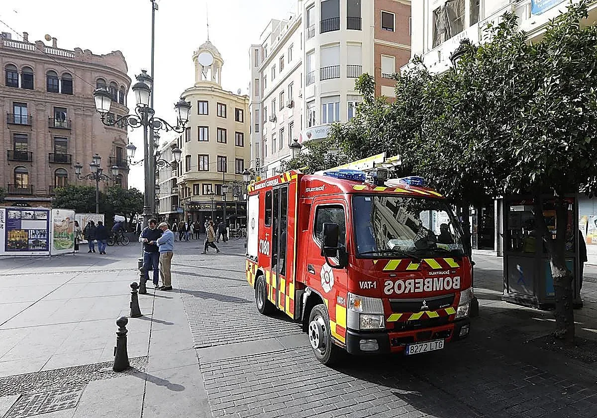 Los bomberos rescatan a un obrero tras romperse un tobillo en un tejado en Córdoba