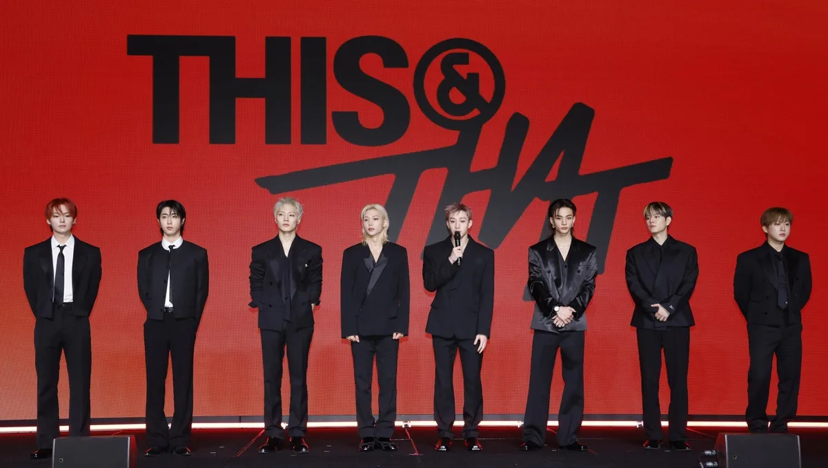 스트레이 키즈, 아르헨티나 공연 앞두고 사망한 16세 팬 추모…“묵념·화환 전달”