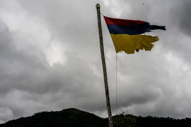 En Colombie, le président De la Espriella s’attaque à la mémoire du conflit armé