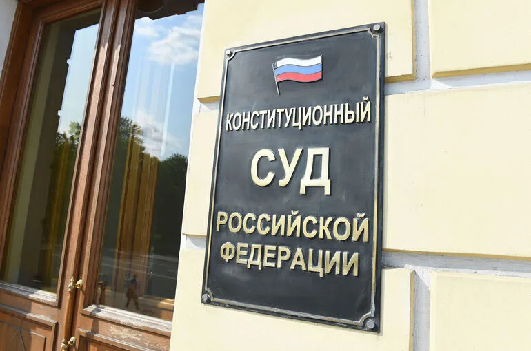 КС подтвердил право на две пенсии у вдов военных, умерших от военных травм