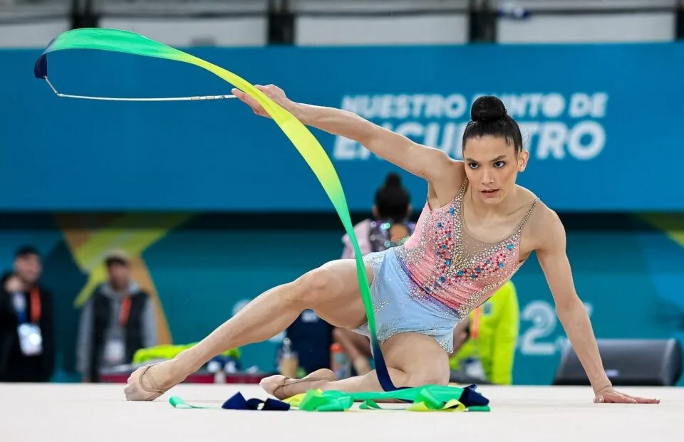 Atleta da seleção brasileira é destaque em torneio regional de ginástica rítmica em São Luís