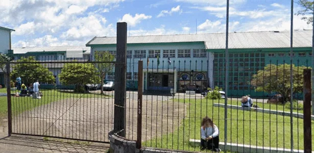 Menino de 11 anos morre após trave cair sobre ele em escola no RS