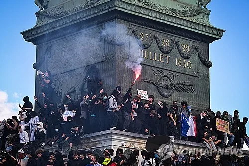 "학교 열악하고 살 집도 없어"…분노한 유럽 청년들 거리로