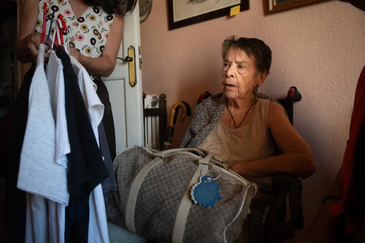 Desahucian a Maricarmen del piso de Madrid en el que residía desde hace 70 años, arropada por cientos de personas