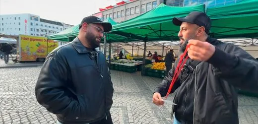 Die Linke: Ferat Koçak bastelt einen Bundestags-Ausweis – und hat mächtig Ärger