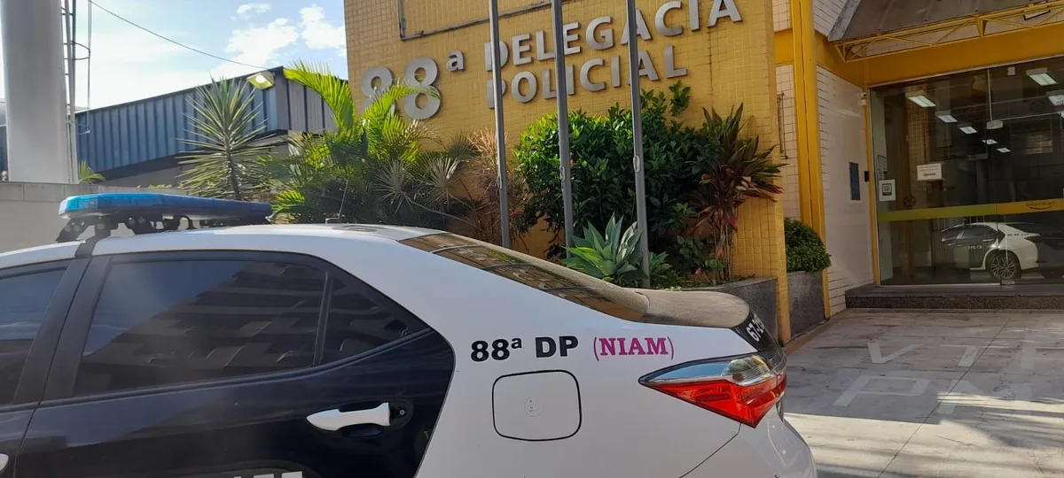 Jovem com mandado de prisão em aberto por tráfico de drogas é preso em Barra do Piraí