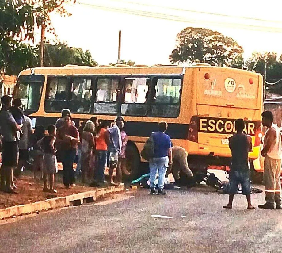 Homem morre após acidente entre bicicleta elétrica e ônibus escolar