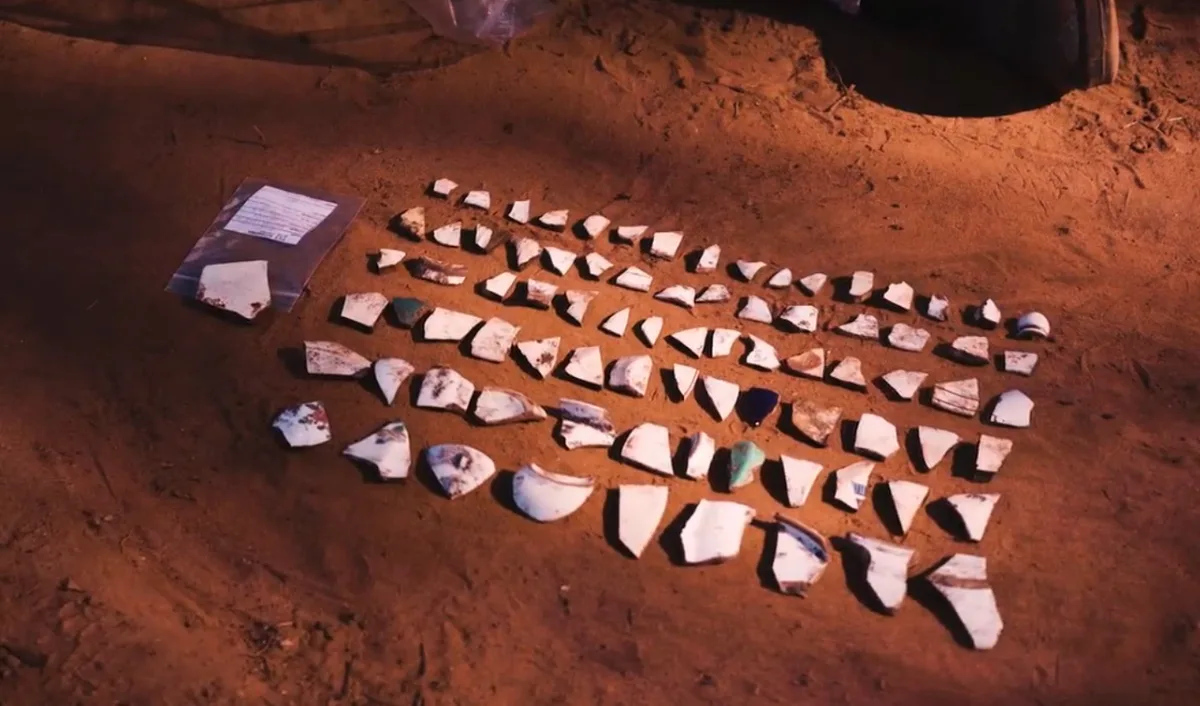 Porcelanas e louças que podem ter quase 200 anos são encontradas durante duplicação de rodovia no Paraná