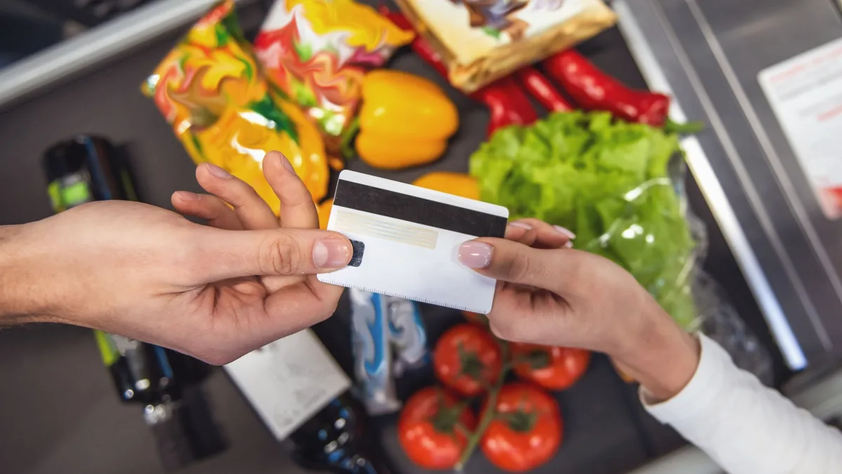 Para Milei el consumo vuela pero cae la confianza: del respiro del aguinaldo a los alimentos en cuotas