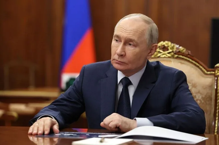 Путин поздравил граждан России с Днем государственного флага