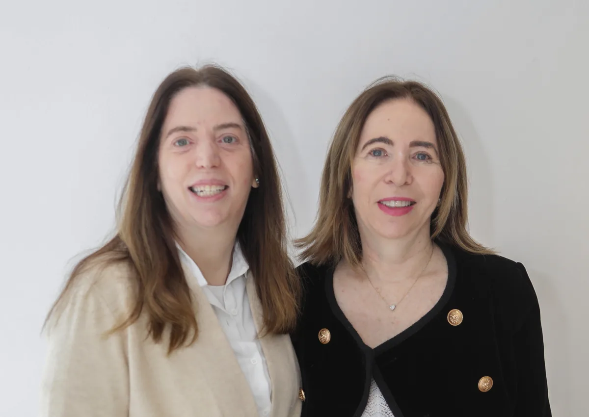 As irmãs que cresceram entre obras de arte e hoje comandam duas galerias