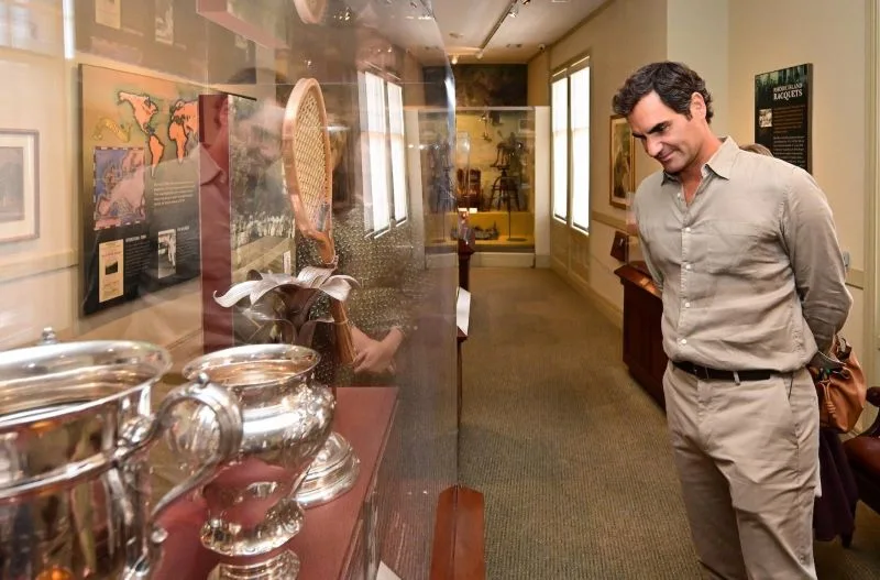 Federer e família visitam o museu do Hall da Fama em Newport