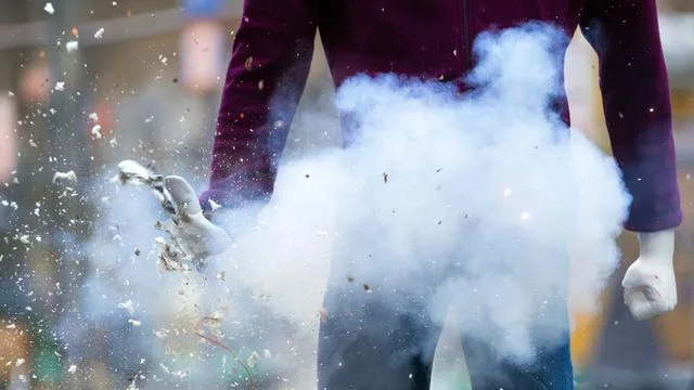 Mit Chemikalien hantiert: Jugendliche verletzen sich bei Pyrotechnik-Versuch