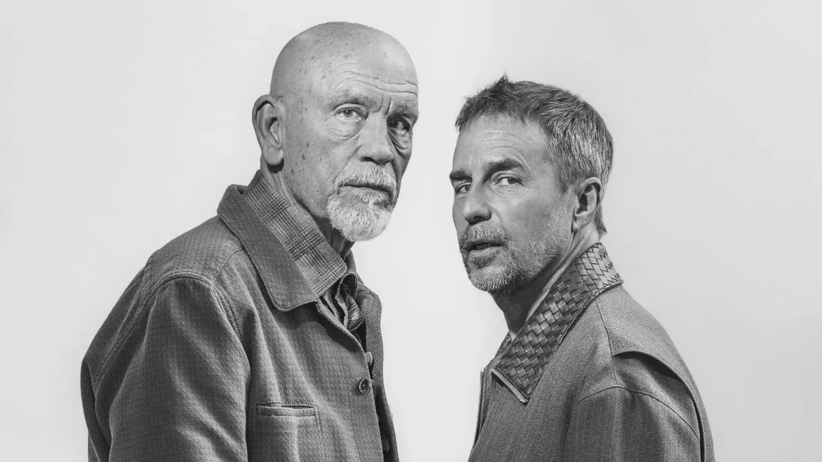 Sam Rockwell y John Malkovich, agentes de la CIA en el Chile de Allende: “Nunca discuten si en realidad deberían matar gente”
