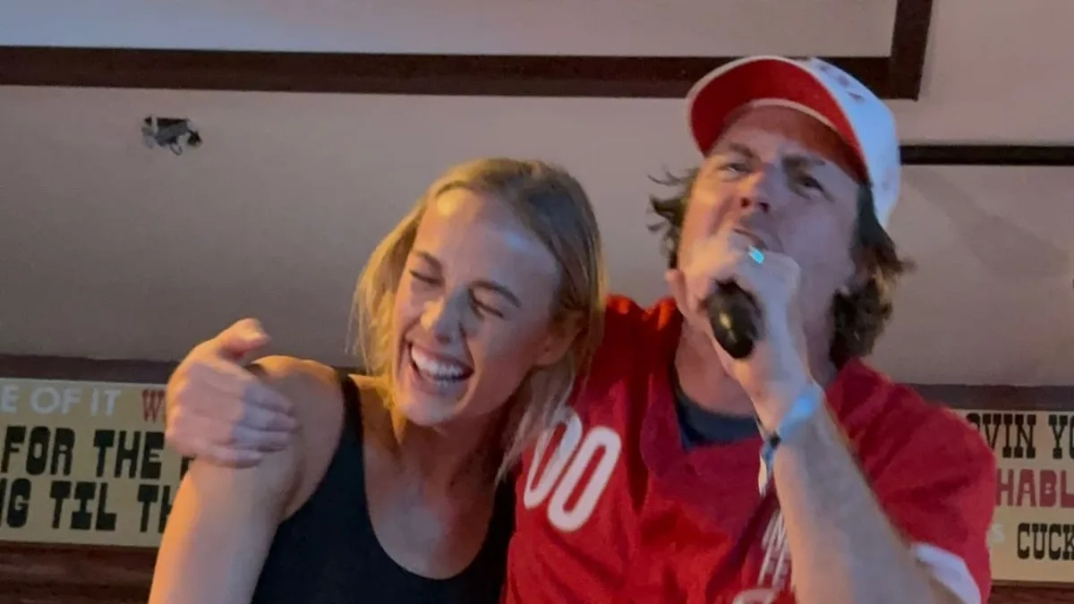 Sieg nach wilder Bar-Party - Basketball-Star begeistert mit Tresen-Tanz