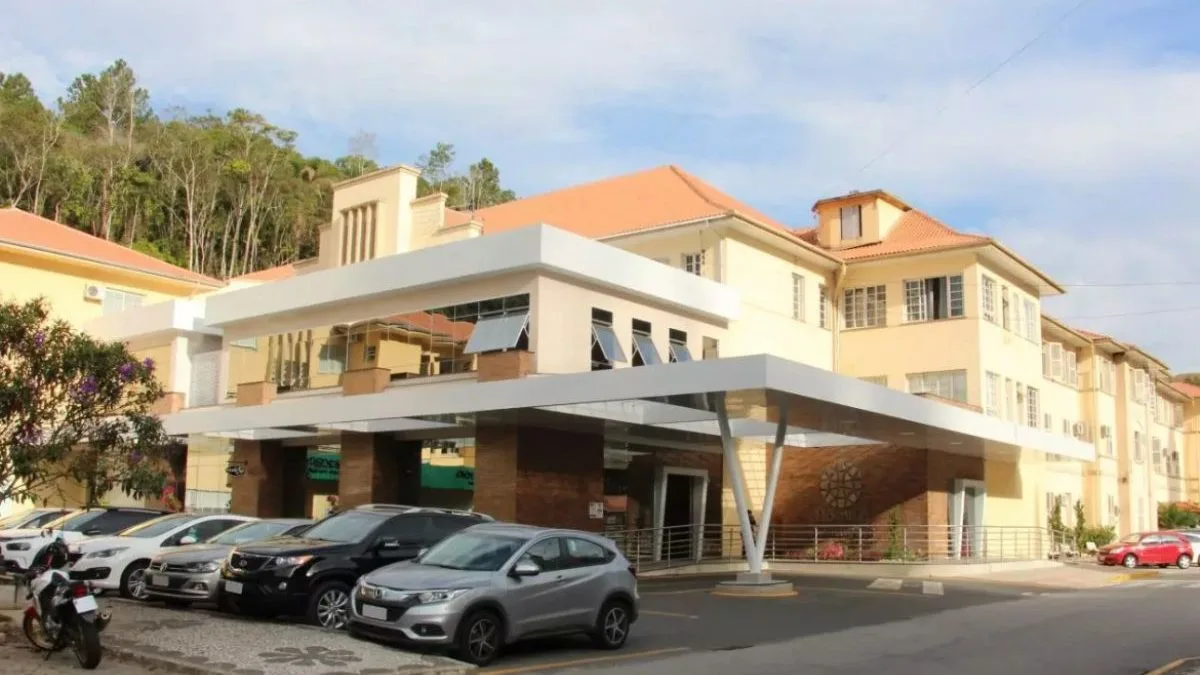 Irmã suspeita de matar irmão enquanto acompanhava internação em hospital é presa em SC