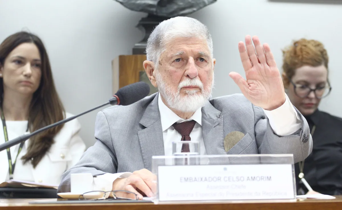 Clarita Maia na Crusoé: Política externa em Ogígia