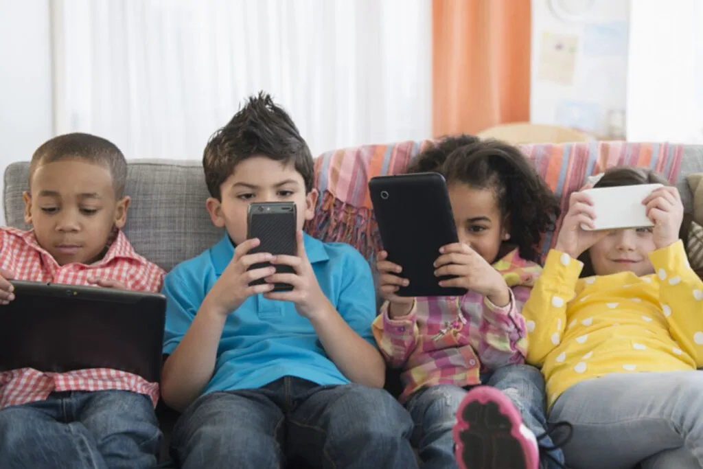 Los adolescentes de hoy no son Generación Z, sino de la Alfa: así es la generación criada por padres millennials