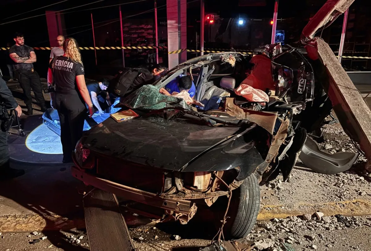Batida em alta velocidade destrói carro, parte poste ao meio e mata motorista