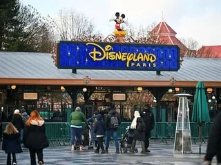 Les enfants pickpockets à Disneyland et Paris rapportaient environ 25 000 € par jour : un clan bosnien devant la justice