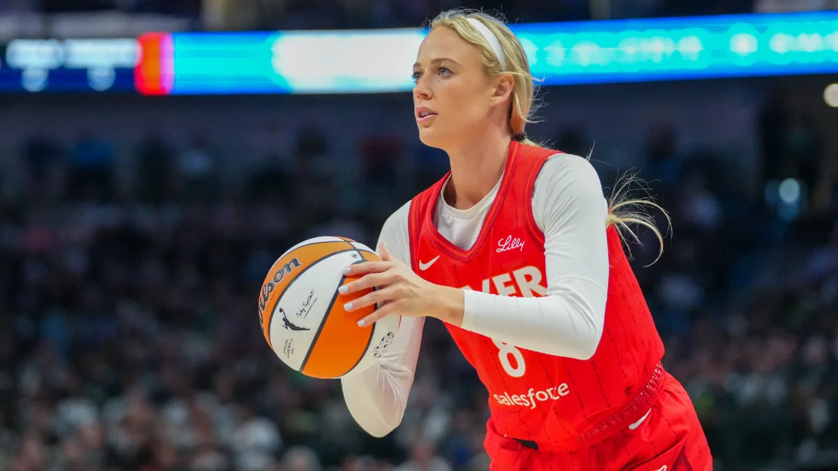 Fever’s Sophie Cunningham draws boos at Tempo game