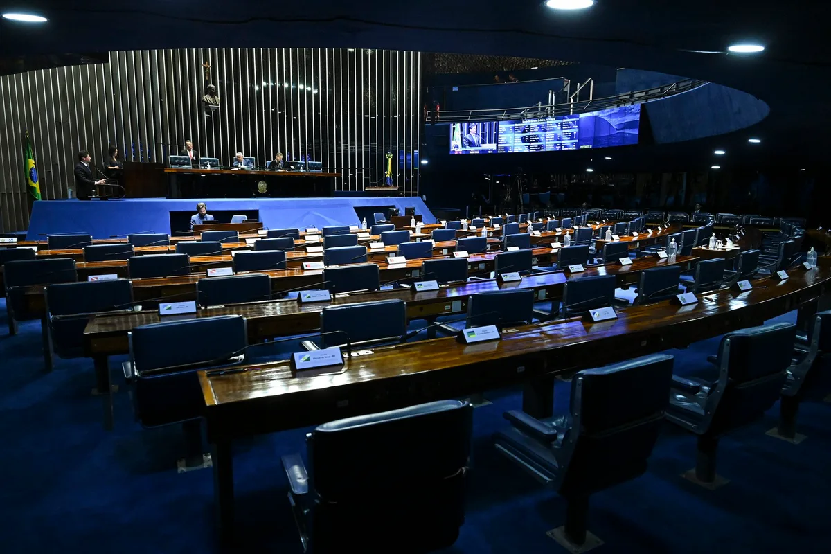 Senado aprova texto-base do projeto que reduz impostos sobre combustíveis