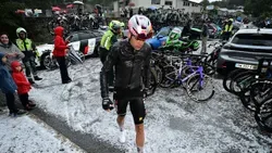 VÍDEO: etapa da Vuelta anulada e ciclistas abrigam-se do granizo de todas as formas