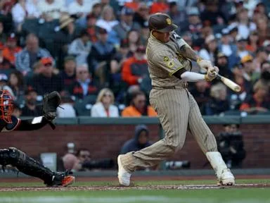 Machado homers as the Padres beat the Giants 6-4 for 7th straight victory