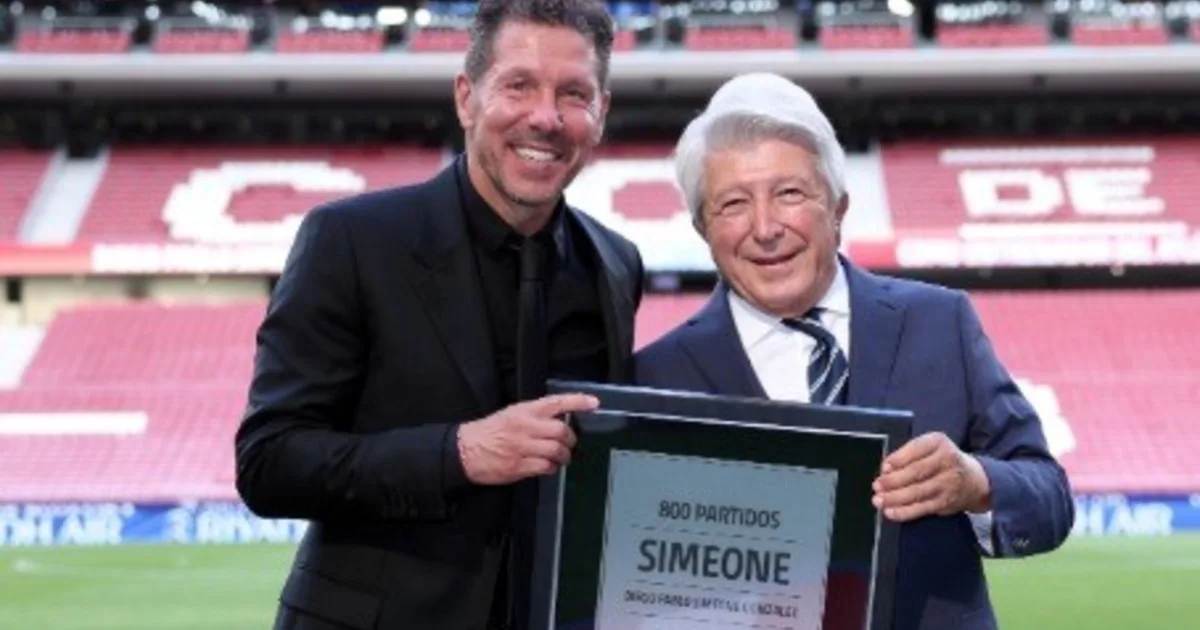 Simeone recibió un homenaje por los 800 partidos en el Atlético en medio de la tensión con Julián