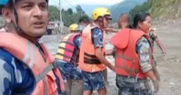 Enchentes no Nepal: parentes procuram sobreviventes em quartel do exército
