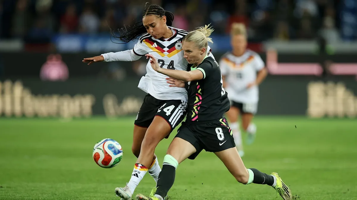 Emotionaler Moment im Testspiel - DFB-Debütantin spielt mit Tape für toten Bruder
