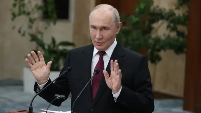 Putin agradeceu ao Papa "disponibilidade para contribuir" para a paz