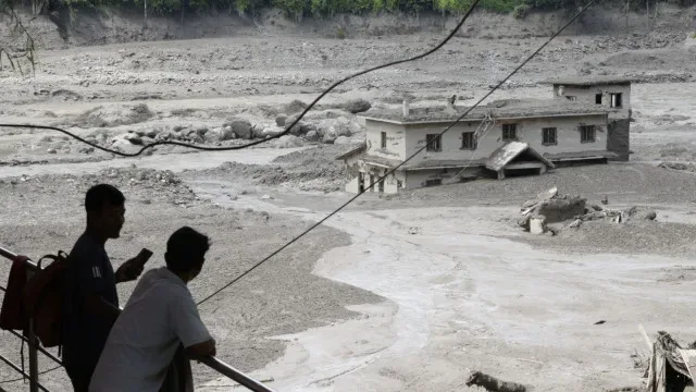Polícia do Nepal emite alerta de inundações após rutura de lago no Tibete