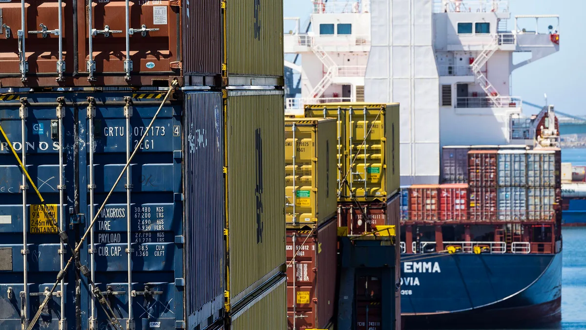 Crescimento das exportações abranda em agosto. Défice comercial desagrava-se em 115 milhões