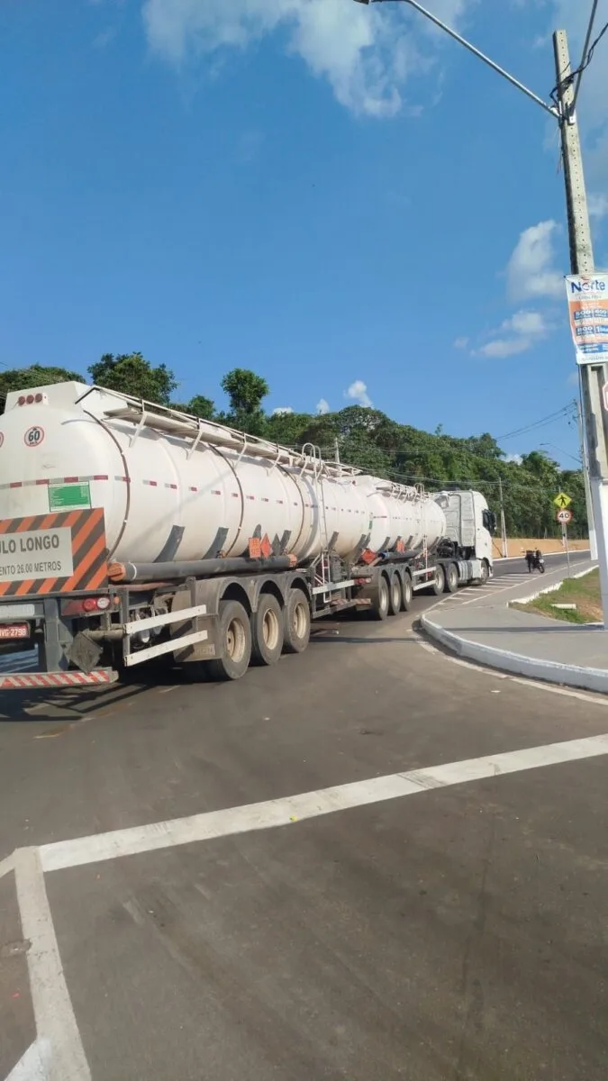 Tanque de combustível se desprende de caminhão em Cruzeiro do Sul