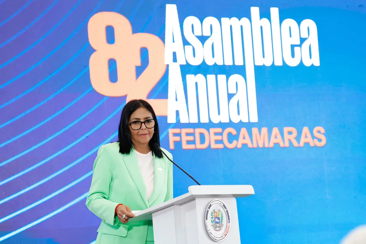 Delcy Rodríguez emuló a su antecesor y "adelantó" la Navidad en una Venezuela a oscuras (VIDEO)
