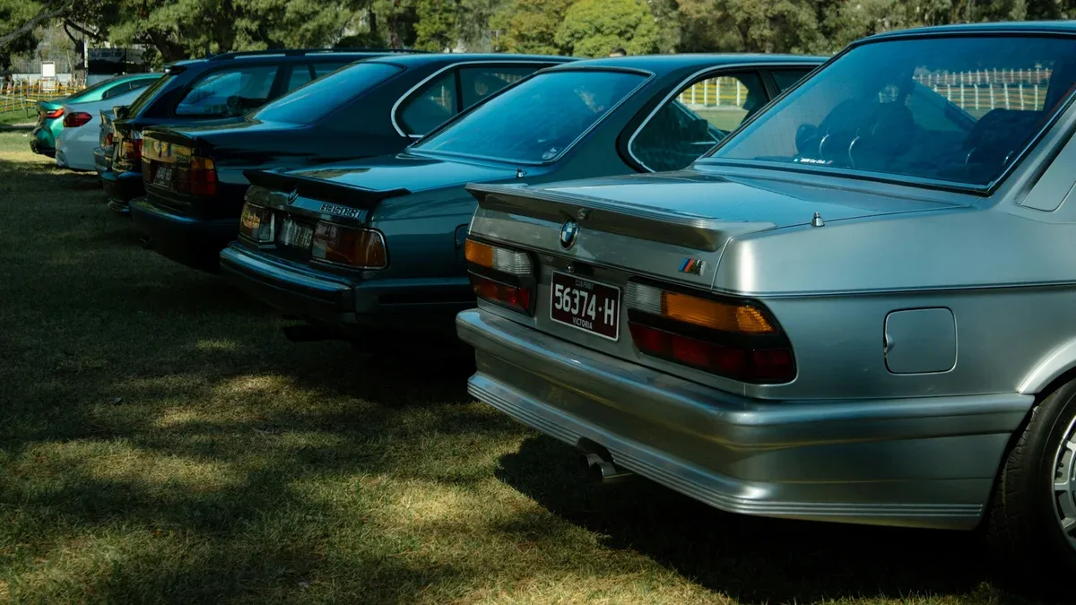 Você sabe por que sedans não têm limpador no vidro traseiro?