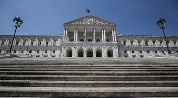 Propostas dos partidos para aliviar aumento do custo de vida vão a debate