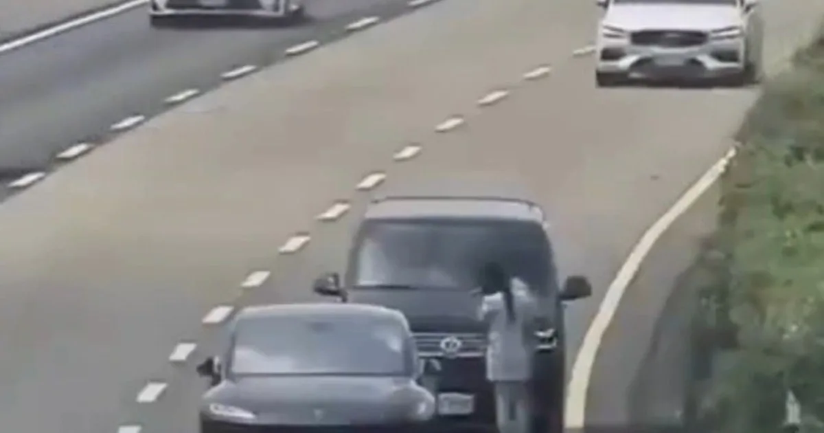 Tragedia vial en Vietnam: un auto embistió y mató a tres personas que estaban detenidas por una colisión previa