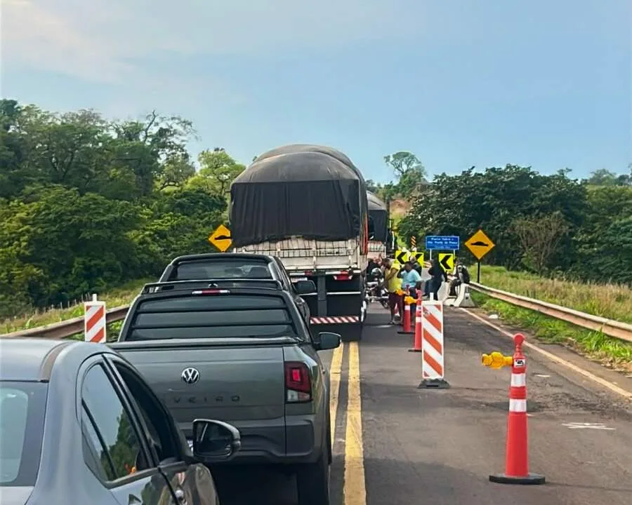 Caminhões travam ponte em obras e deixam trânsito parado por 2 horas