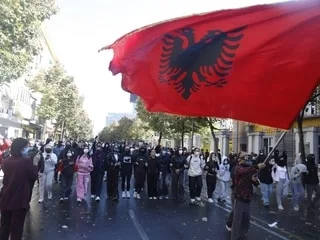 En Albanie, la jeunesse défie le Premier ministre Edi Rama qui accuse « des acteurs étrangers »