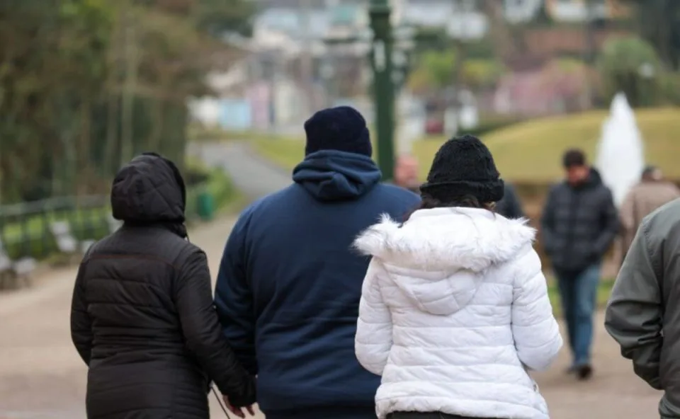 Com chegada de frente fria, temperatura máxima cai de 28°C para 18°C em Curitiba e frio volta com tudo; veja previsão